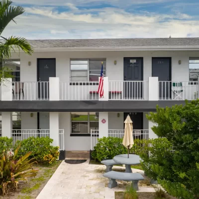 waterfront-apartments-cape-coral-fl-buidling-photo